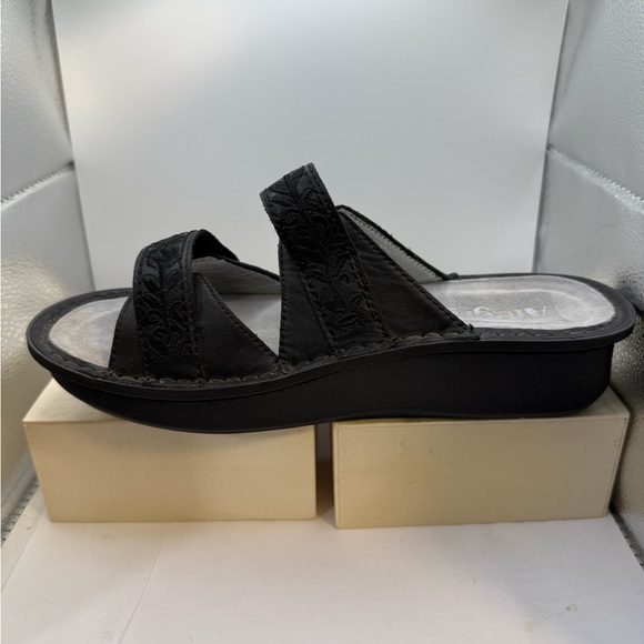 ALEGRIA VIOLETTE BLACK LEATHER SANDALS EMBOSSED DESIGN. Size EU 38. 7.5 NEW - Picture 11 of 14